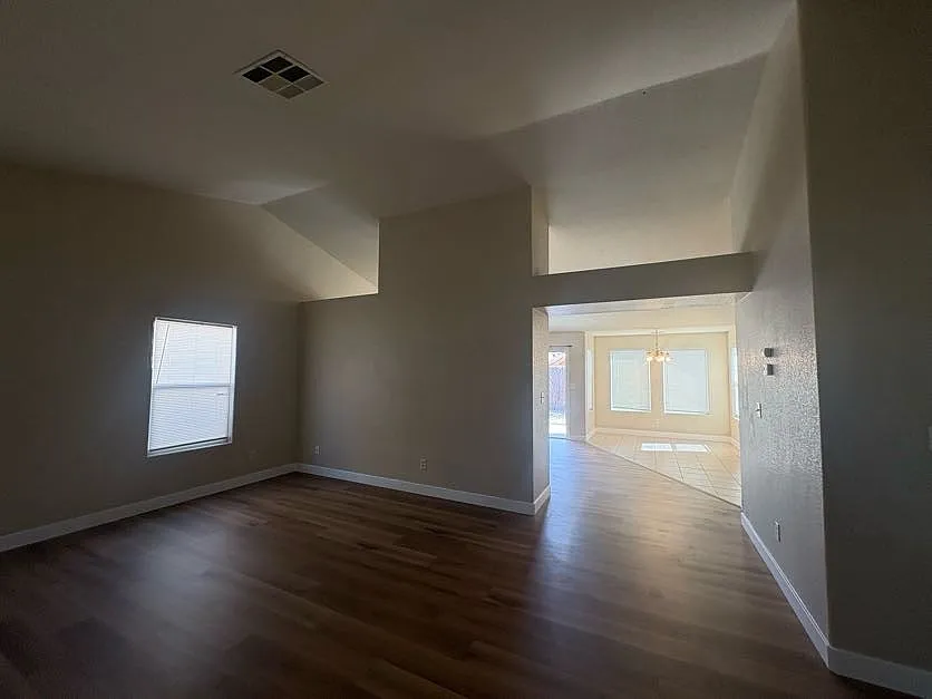 4 bed, 1732 sqft, $2,180 — Photo 2