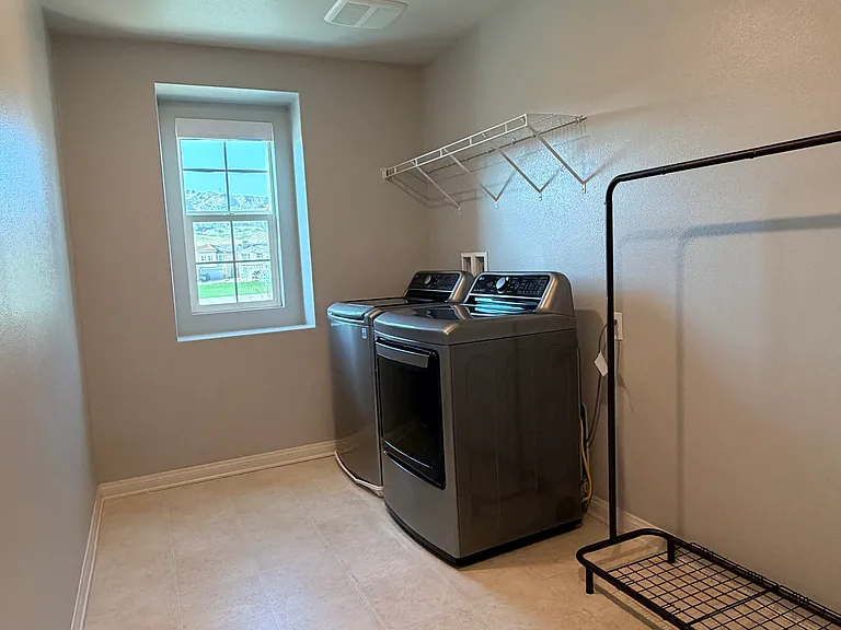 385 Eureka Dr — Photo 19