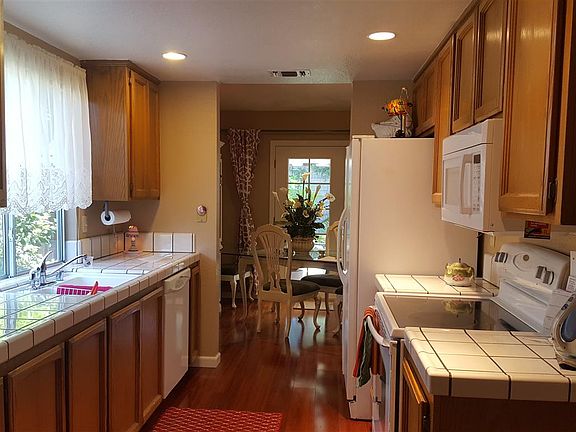 3rd image of 1350 Foxhollow Way