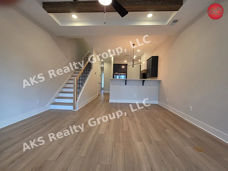 1164 Windsor Sq — Photo 3