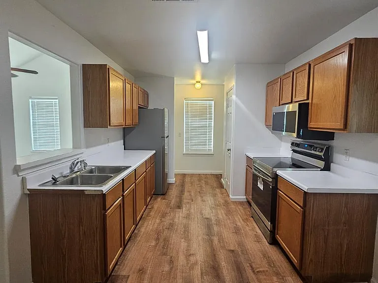 606 Trinity St — Photo 7