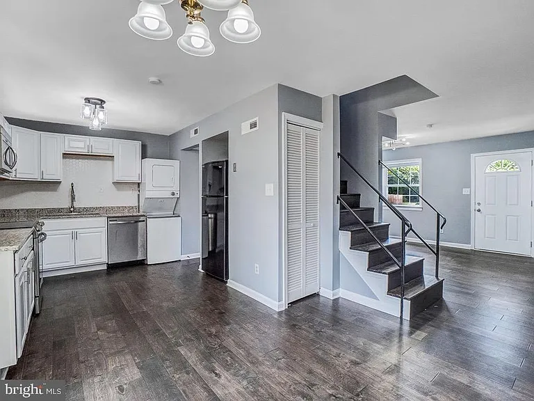 330 Brock Sq — Photo 10
