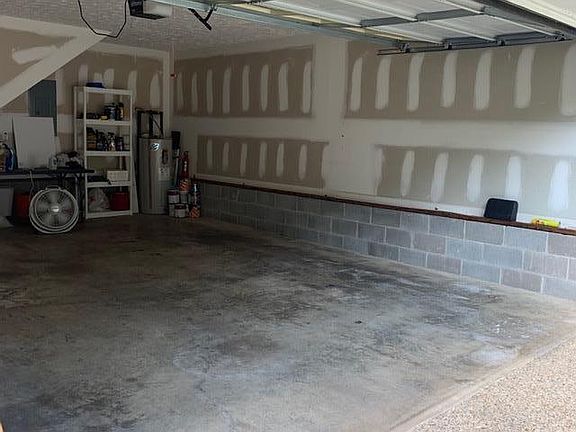 4th image of 121 Holly Ln