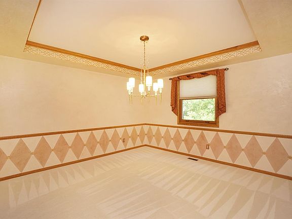 5th image of 9975 Bennington Dr