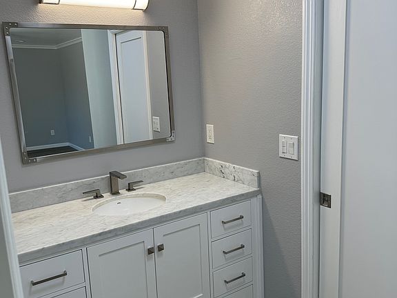 5th image of 915 Independence Dr