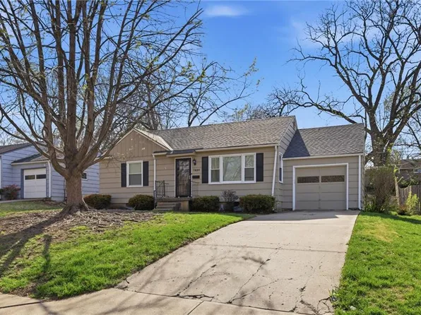 7824 Juniper St, Prairie Village, KS 66208