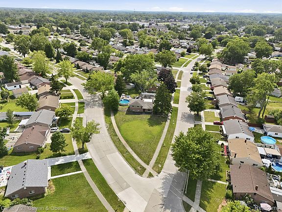 3rd image of 30633 Gladys Ave