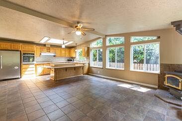 5th image of 11693 Laurelwood Ln NE