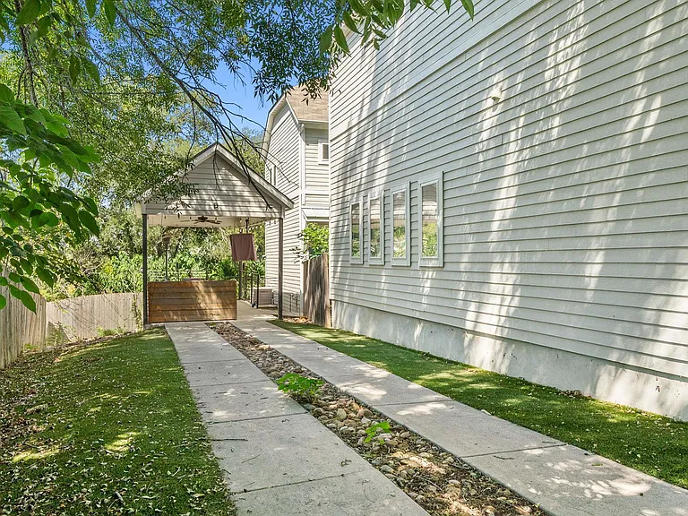 1160 Lott Ave #B — Photo 30