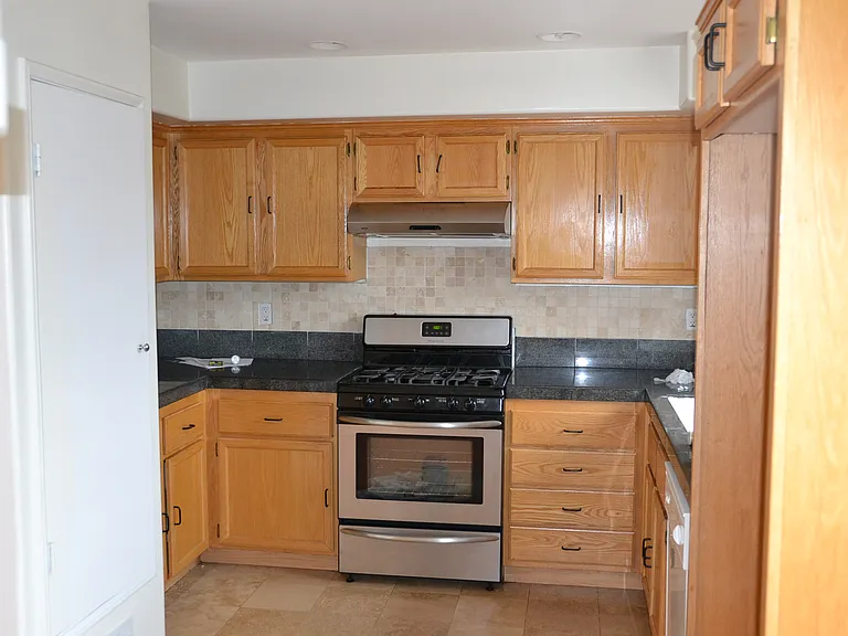 813 Van Ness Ave #D — Photo 7