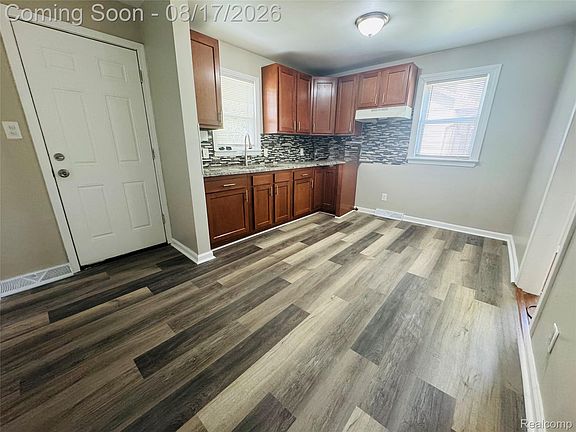 4th image of 20195 Westhampton Ave