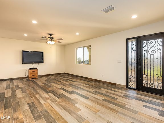 4th image of 3810 Solar Dr