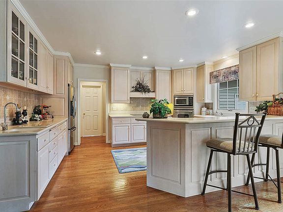 2nd image of 323 Glacier Dr