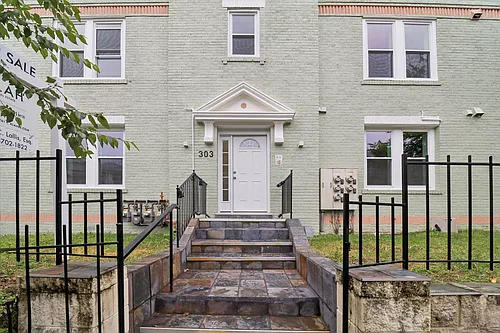 303 Seaton Pl NE #4 Photo 1