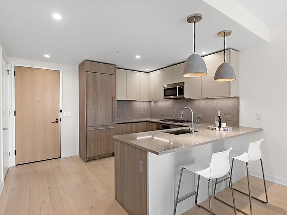 5th image of 151 Bay St #2105