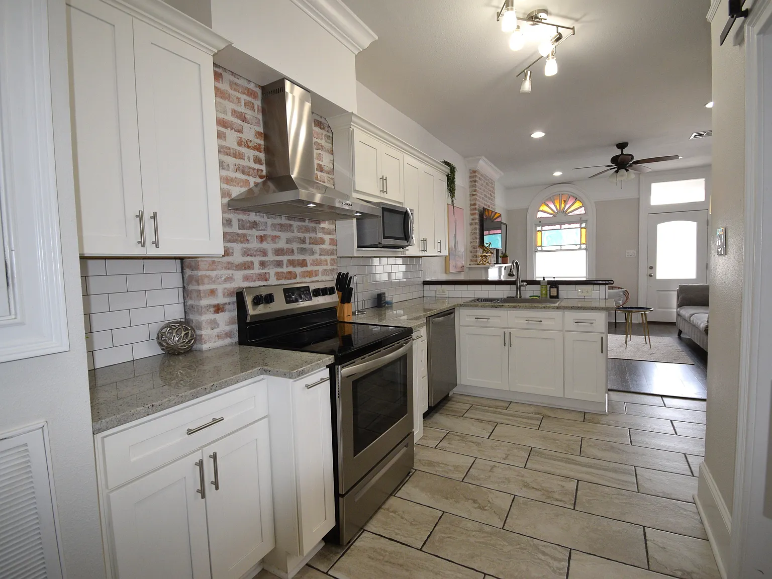 2 bed, 900 sqft, $1,595 — Photo 4