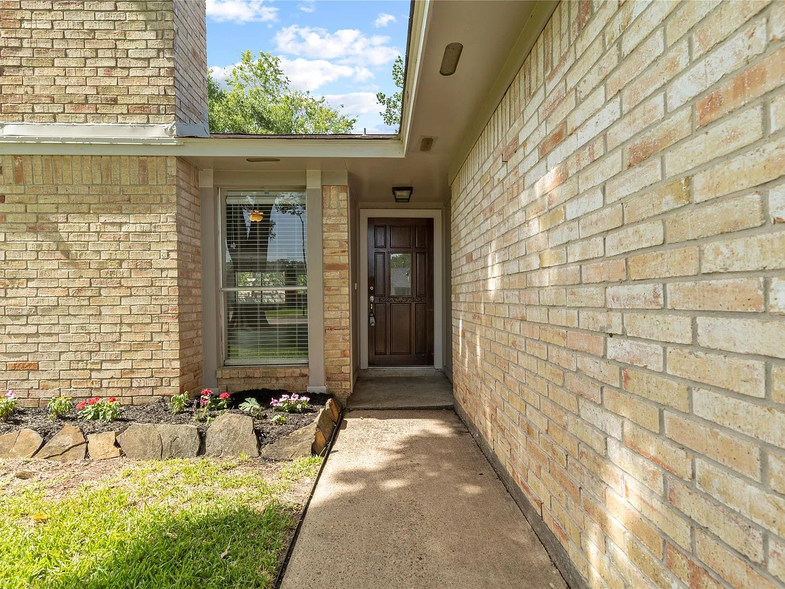 4 bed, 2.0 bath, 1634 sqft, $2,000 — Photo 3