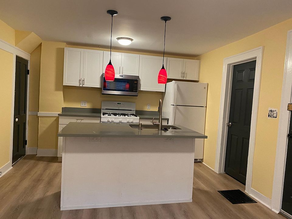 Kitchen with garbage disposal, dishwasher.