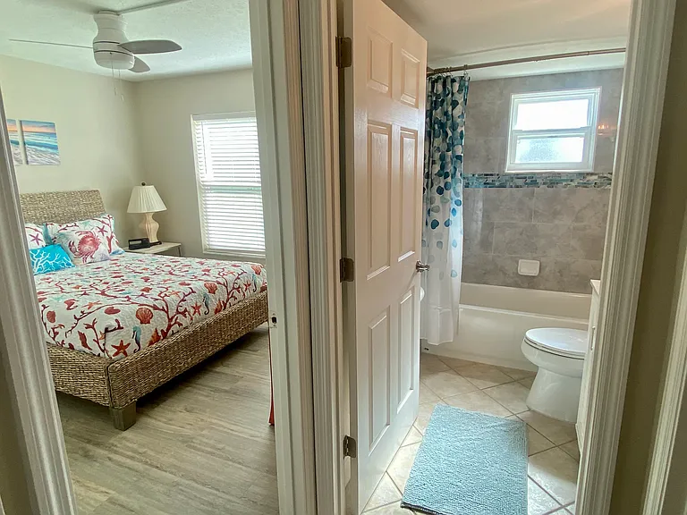 Guest bedroom with directly adjacent full bath, can be closed off via cafe doors