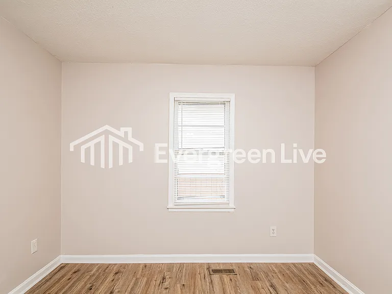 2716 Shaftsbury St — Photo 2
