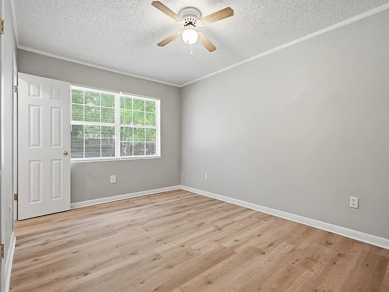 90 Andrews Ave — Photo 31