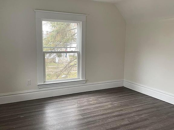 5th image of 920 Tamarack Ave NW