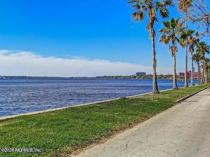 2 bed, 1.5 bath, 1200 sqft, $2,100 — Photo 4