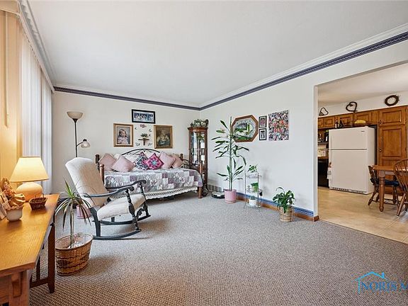 4th image of 113 Rossway Ave