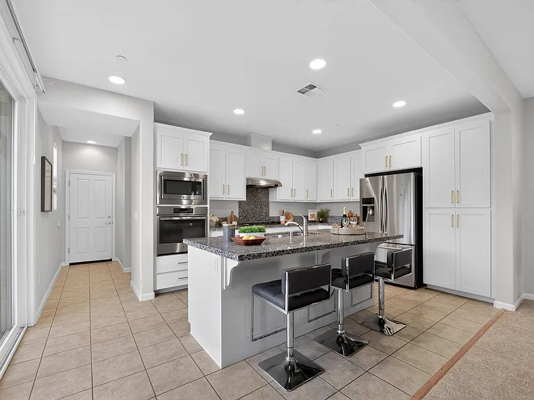 1005 S Fowler Ln — Photo 6