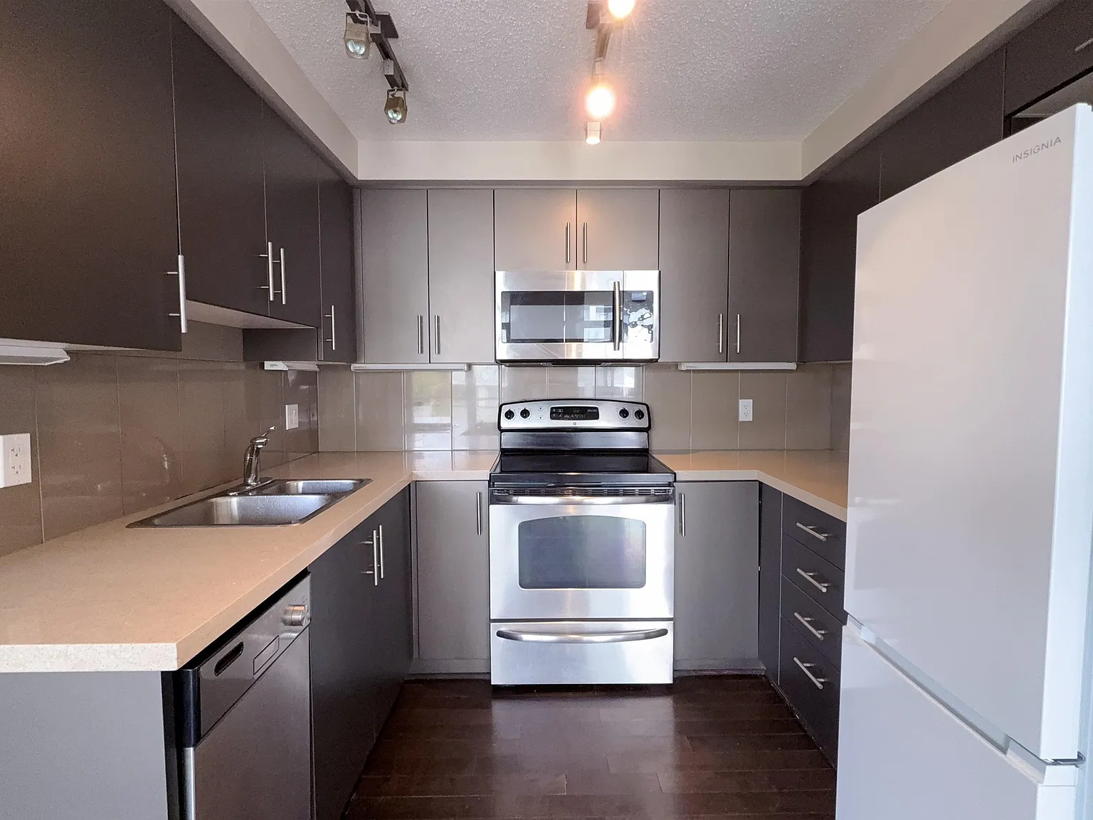 2 bed, 708 sqft, $2,400 — Photo 2