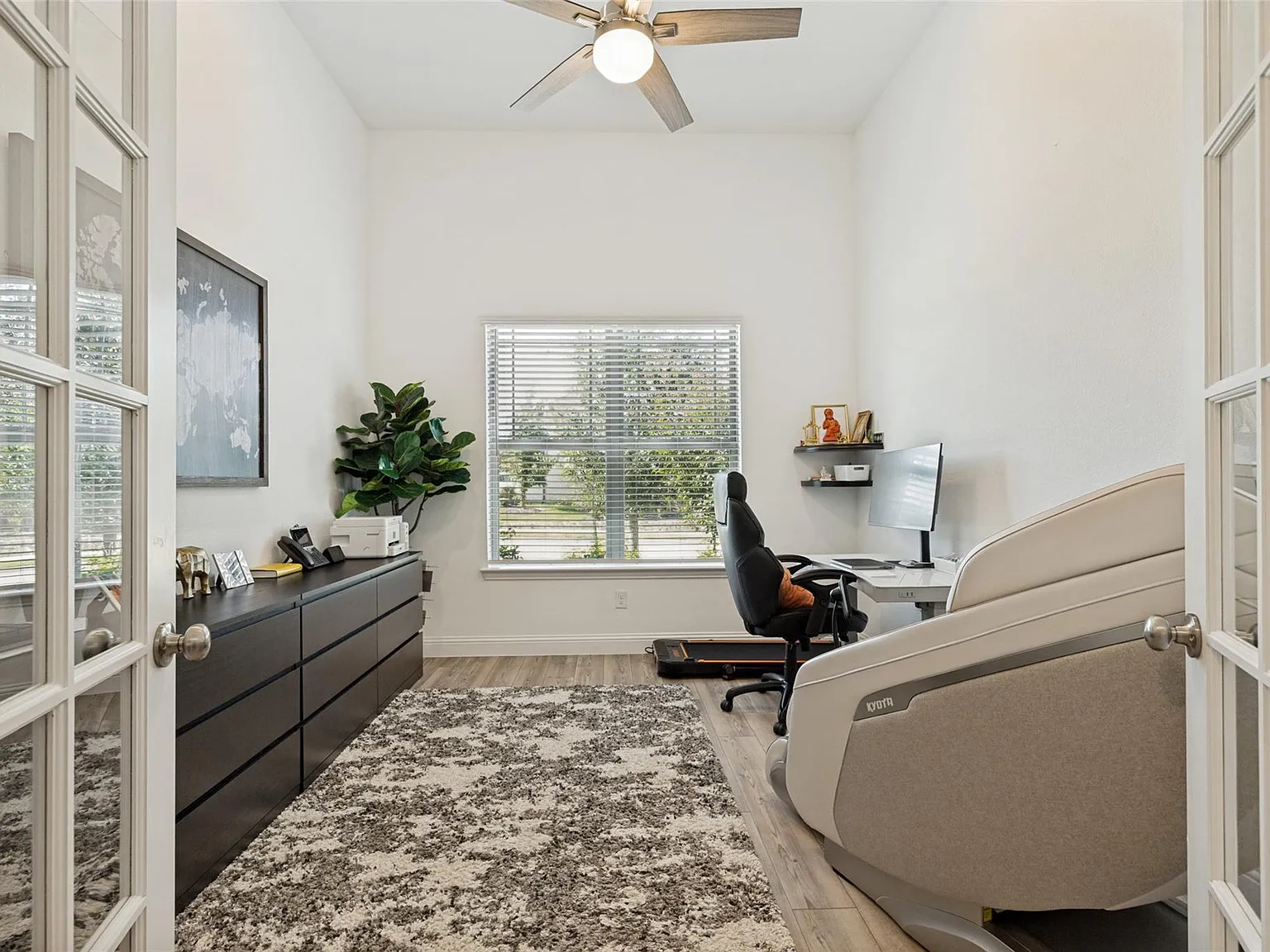 5 bed, 4.5 bath, 3686 sqft, $3,999 — Photo 2