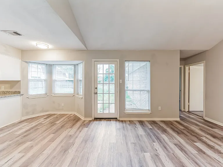 700 Meadowglen Dr — Photo 25