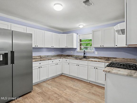 5th image of 1406 Lewis Ave