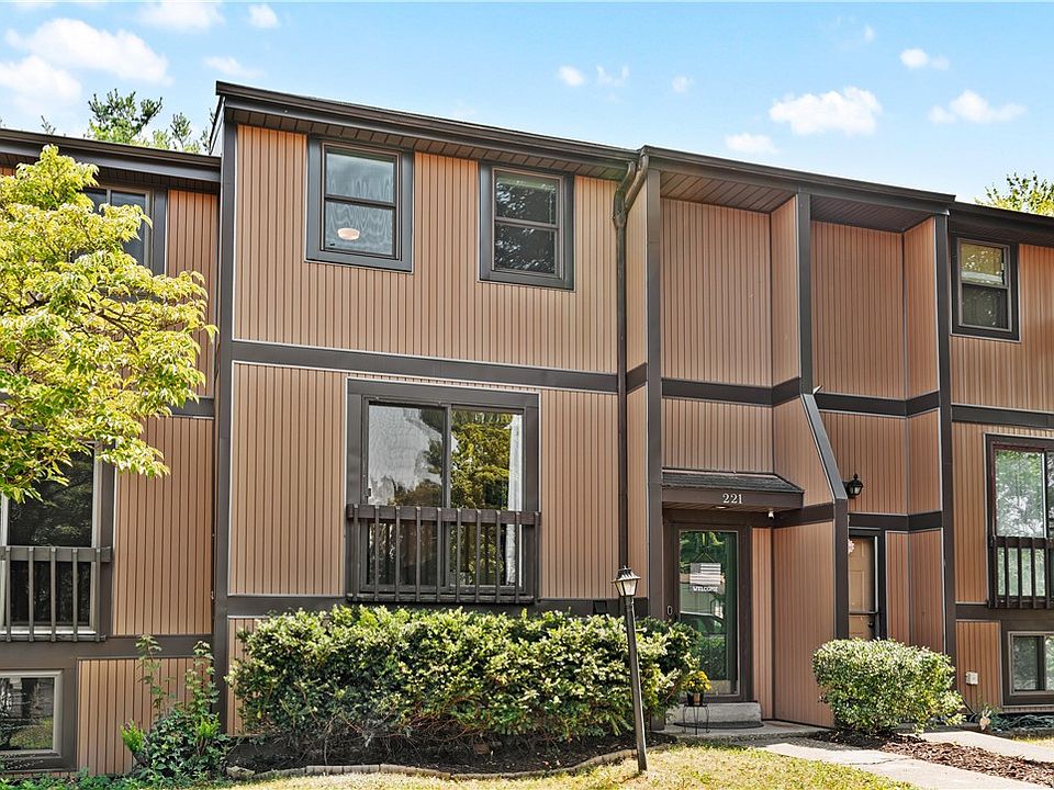 1st image of 221 Parkwood Dr