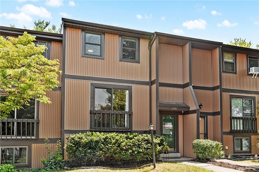 221 Parkwood Dr photo 1
