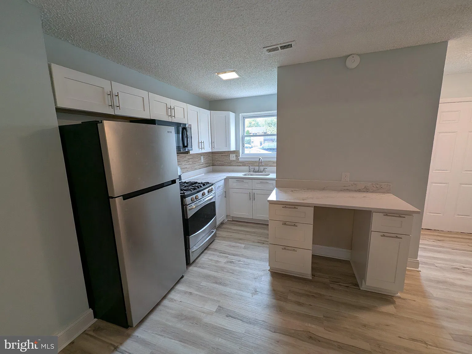 2 bed, 1.5 bath, 1016 sqft, $1,800 — Photo 2