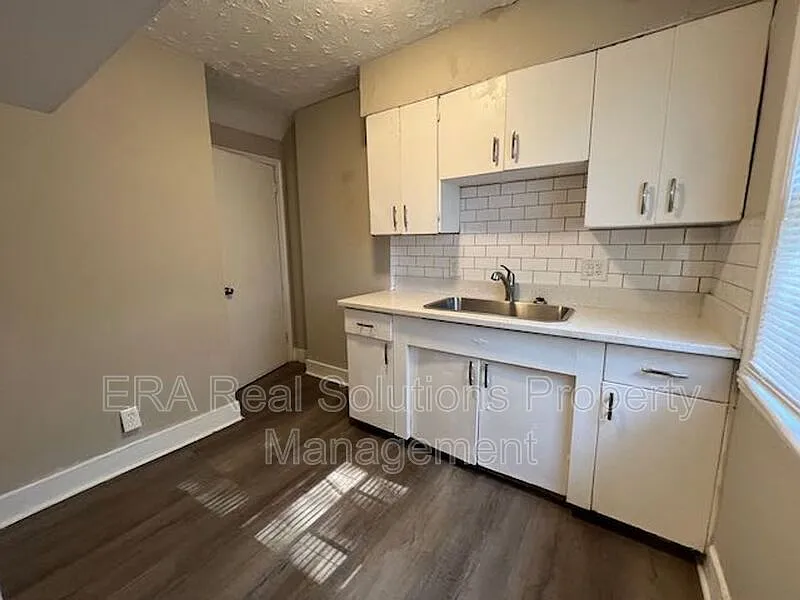 3 bed, 1.0 bath, 784 sqft, $1,250 — Photo 4
