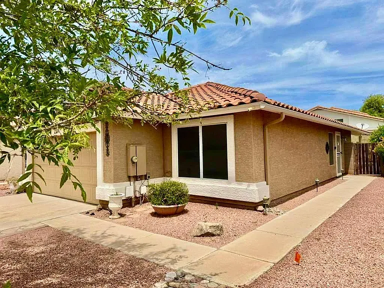 7568 W Kerry Ln — Photo 1