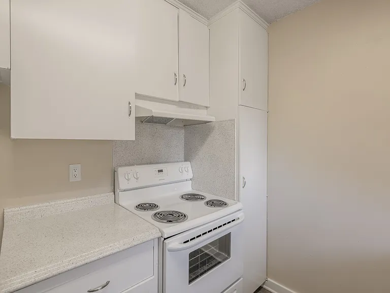 Villa Knolls Apartments — Photo 8