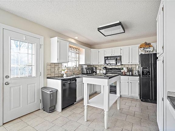 3rd image of 224 NE Brookwood Dr