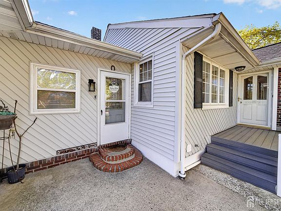 3rd image of 383 Carteret Ave