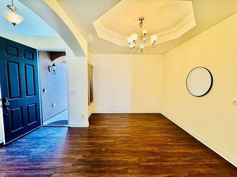 1525 Greenwich Dr — Photo 4