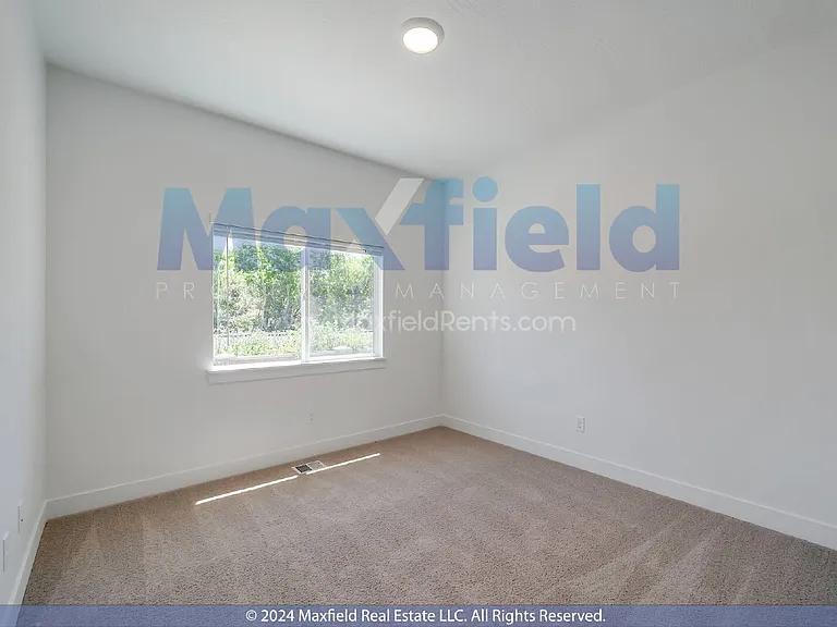 1592 N 1950 E — Photo 10