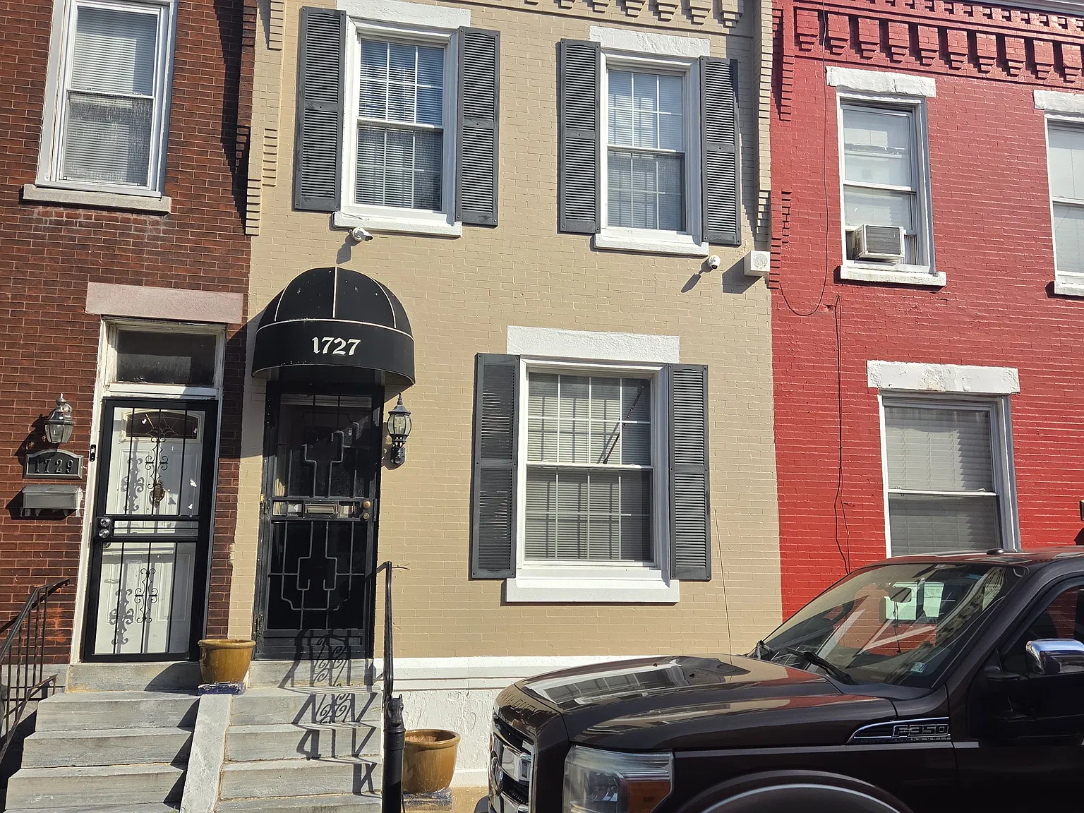 3 bed, 990 sqft, $1,595 — Photo 1