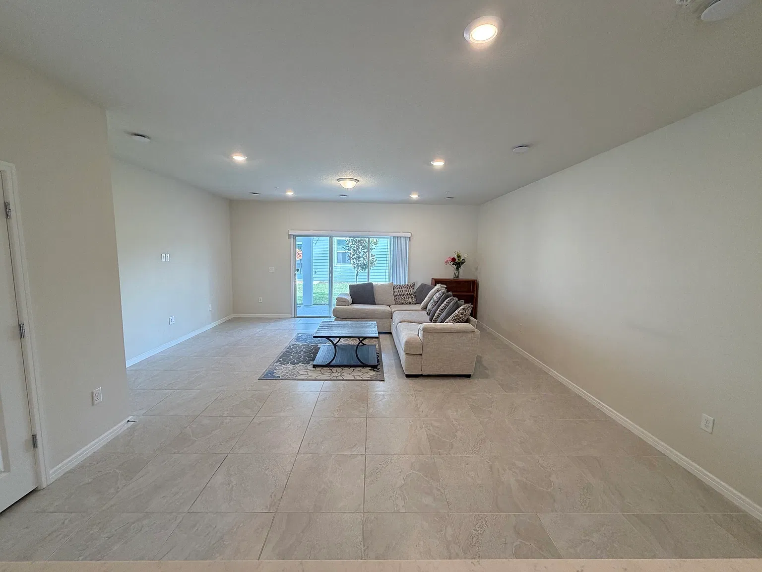3 bed, 2.5 bath, 1907 sqft, $2,700 — Photo 2