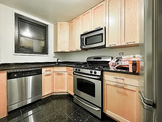 Rented by Manhattan Realty Group | media 13