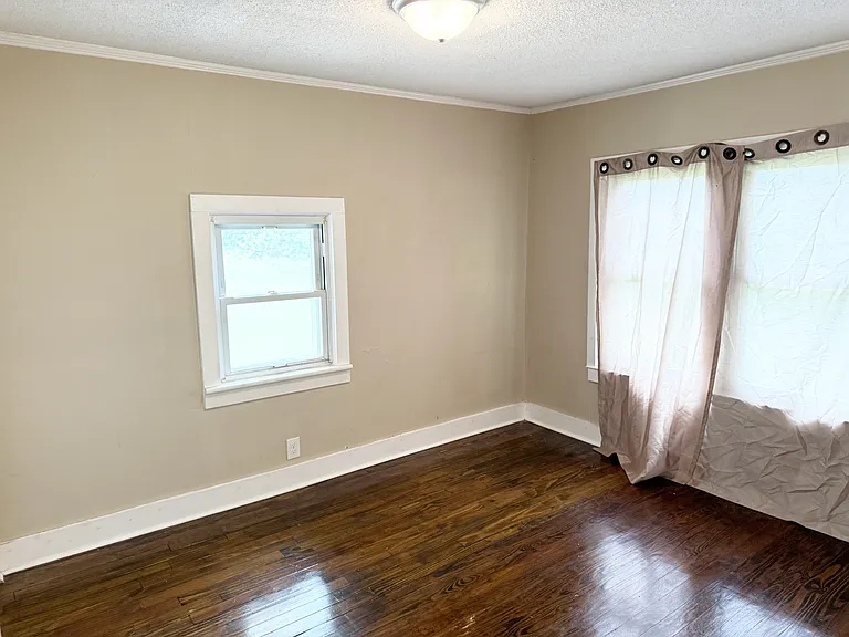 210 N Valley Rd — Photo 5