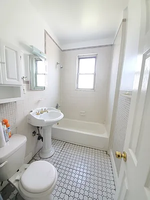 Rented by Astoria Realty | media 21