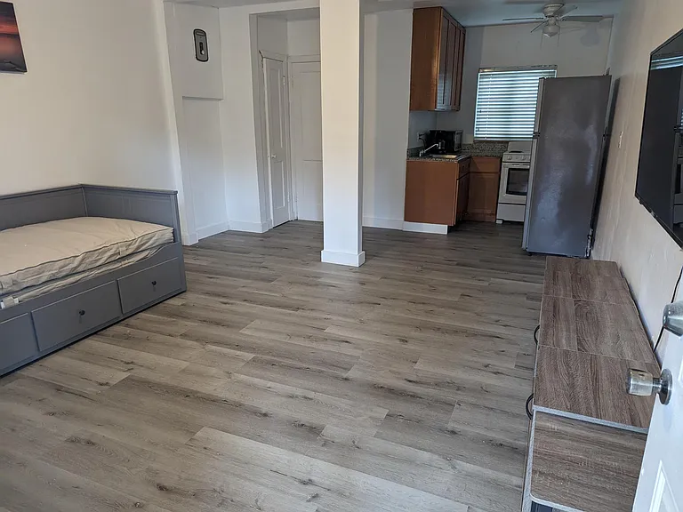 635 SW 16th Ave #3 — Photo 4