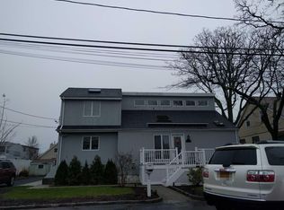 13 4th St, Bayville, NY 11709
